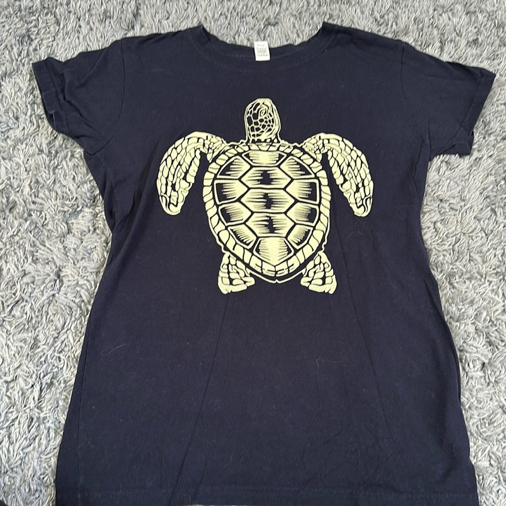 Women’s fitted graphic tee, size large